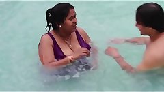 Hot sexy desi aunty showing assets in the pool